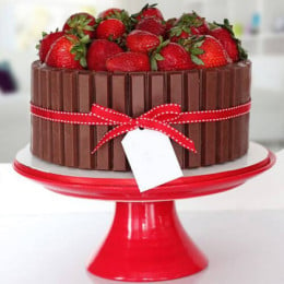 Strawberry Kitkat Cake