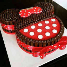 Minnie Mouse Kit Kat Cake