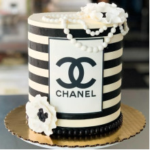 Pearly Chanel Cake